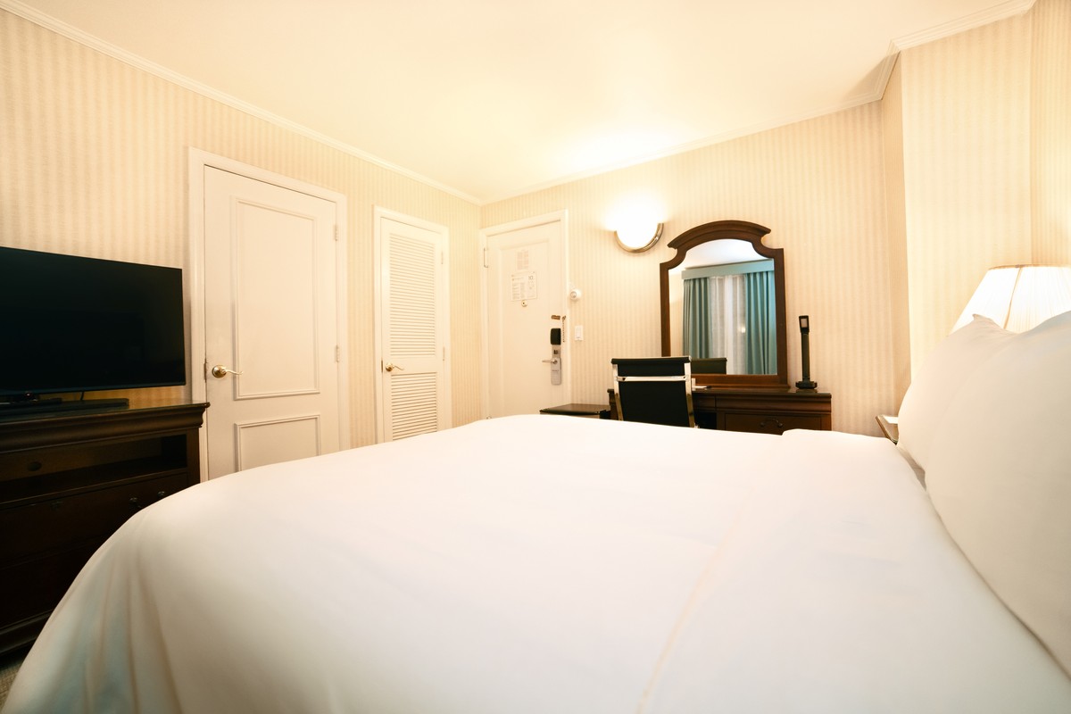 HIGH FLOOR – 1 QUEEN BED