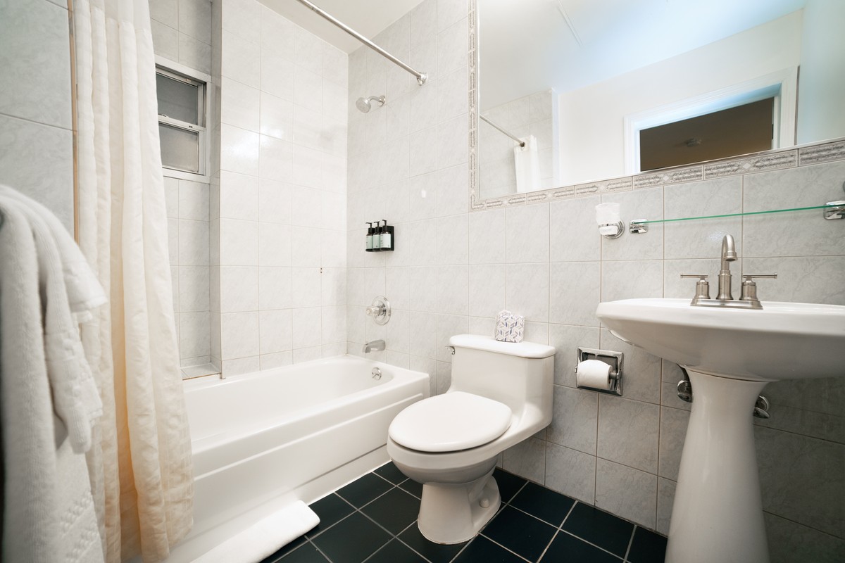 HIGH FLOOR – 1 QUEEN BED