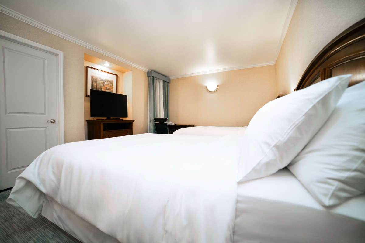 HIGH FLOOR – 2 FULL BEDS