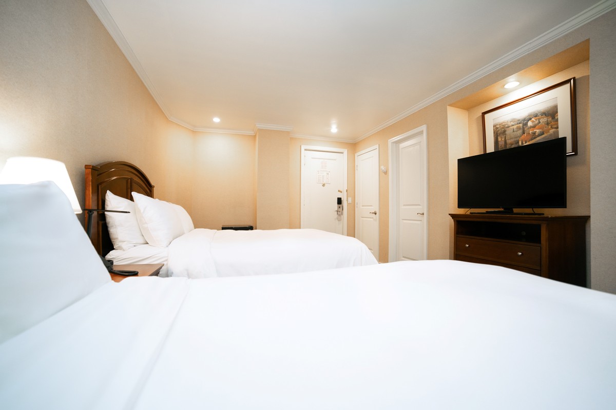 HIGH FLOOR – 2 FULL BEDS