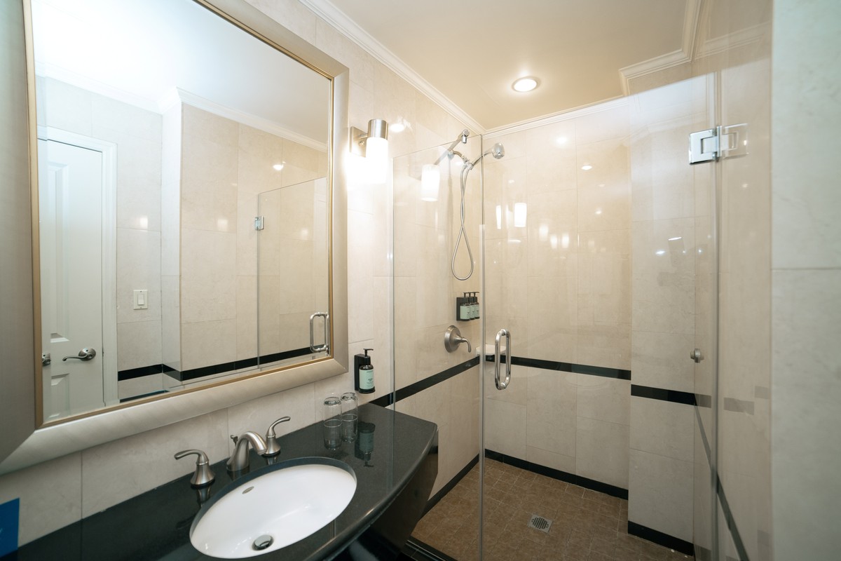 HIGH FLOOR – 2 FULL BEDS