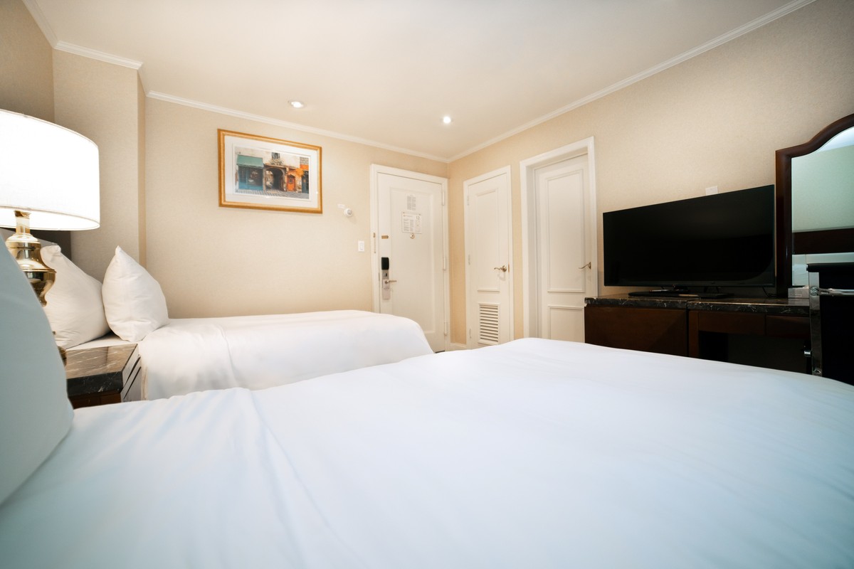 HIGH FLOOR – 2 SINGLE BEDS