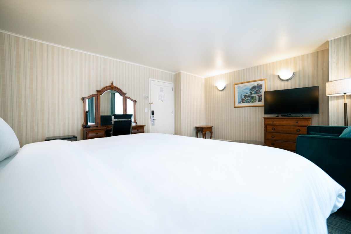 HIGH FLOOR – CITY VIEW – 1 KING BED