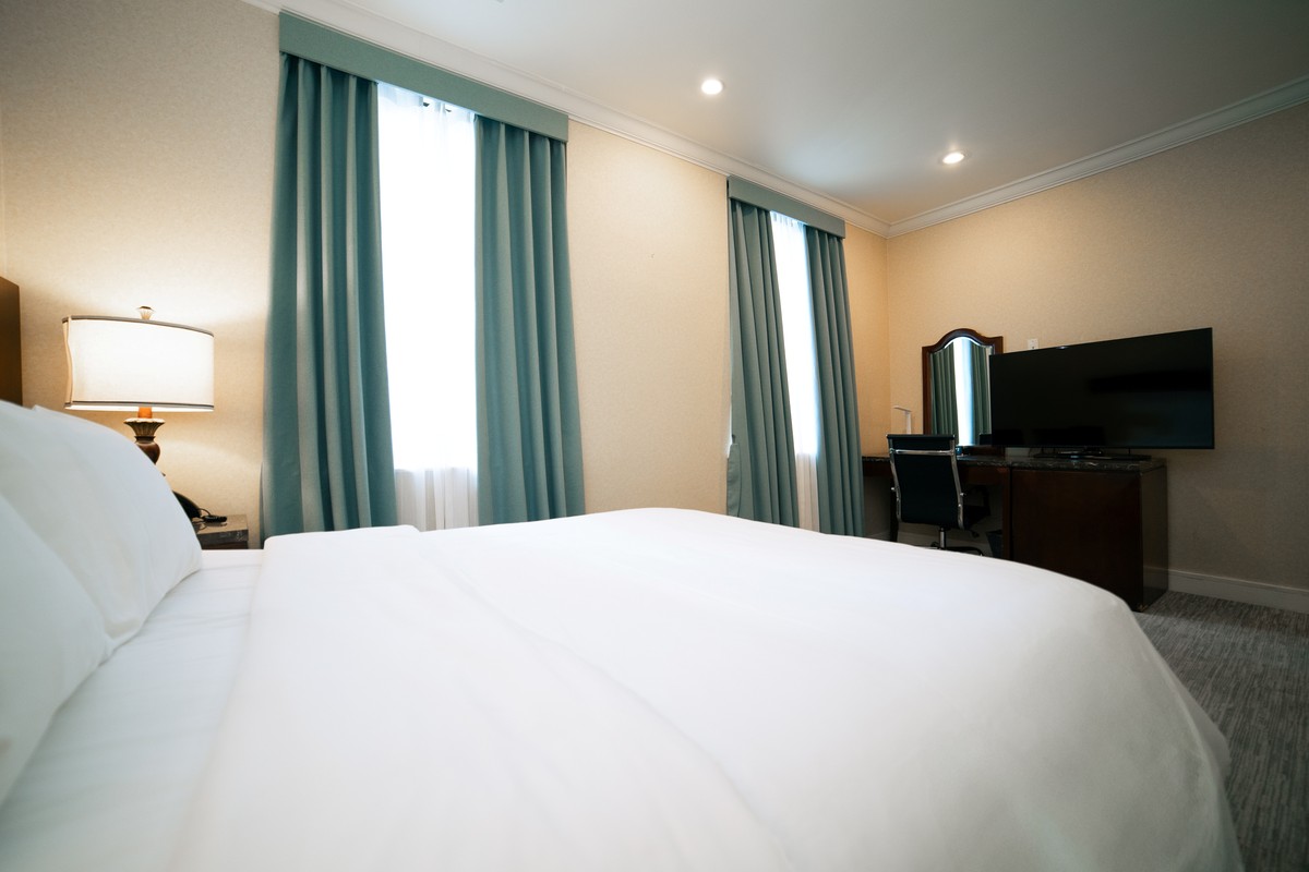 HIGH FLOOR – CITY VIEW – 1 QUEEN BED