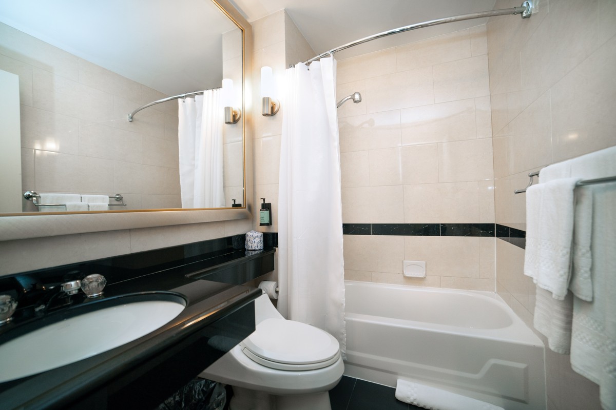 HIGH FLOOR – CITY VIEW – 1 QUEEN BED