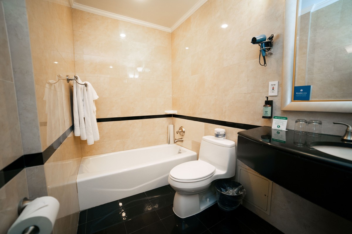 HIGH FLOOR – CITY VIEW – 2 QUEEN BEDS SUITE